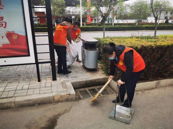 市产投集团赴包抓共建村社开展卫生清扫志愿服务活动(图5)